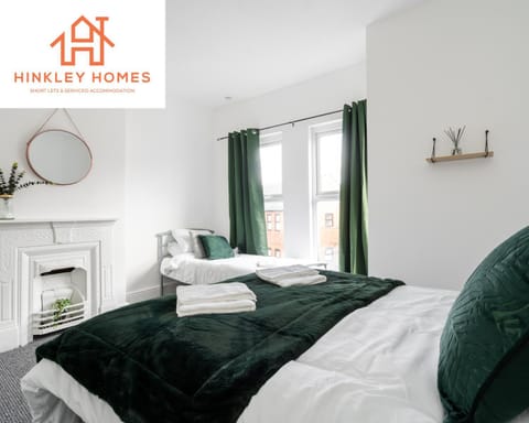 Comfy 4bed Home - Free Parking, Wifi - Long Stays Welcome By Hinkley Homes Short Lets & Serviced Accommodation Condo in Liverpool