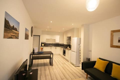 Luxe Living City Apartment - Beach, WIFI, Parking Apartment in Swansea