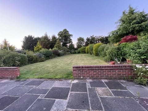 Charming 3 bed Bungalow Apartment in Bromley