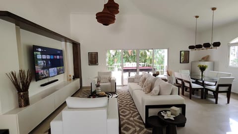 TV and multimedia, Living room, Seating area, Dining area, Evening entertainment