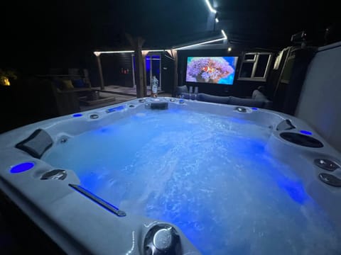 Hot tub, 110Inch Outdoor Cinema, Fire Pit, 4 Acre garden, Luxury 5 Star Woodland Lodge Nature lodge in Burgh le Marsh