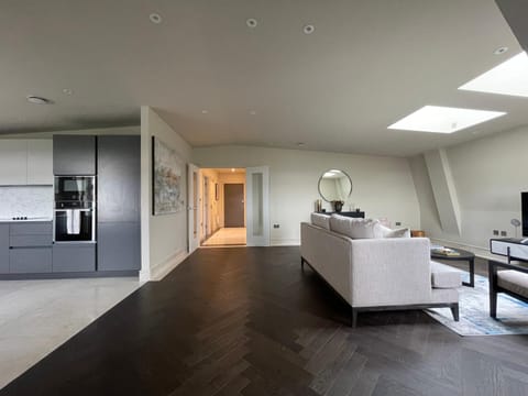 luxurious, 2 bed, 2 bath penthouse apartment in highly desirable Chigwell CHCL F8 Condo in Ilford