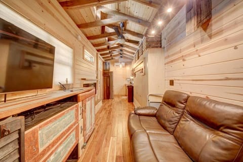 The Ritz Carlton of Tiny Cabins!-perfect location Haus in Shooting Creek