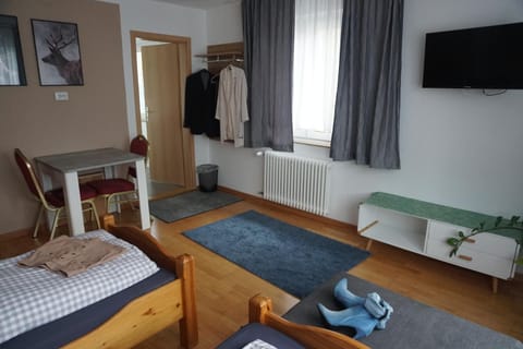 Bed, TV and multimedia, Photo of the whole room, Seating area, Bedroom, towels, wardrobe