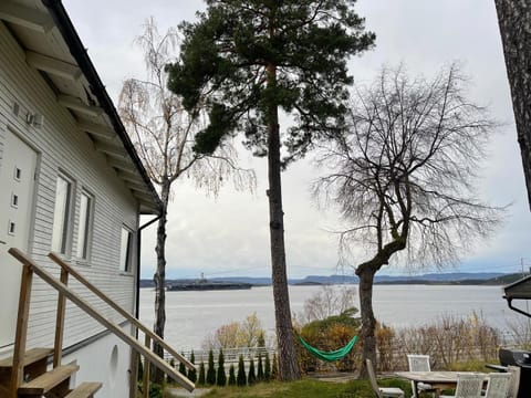 Nice Apartment with1 bedroom Separate living room with a sofa bed and a tiny kitchen a bathroom located in Nordstrand near by the Sea for 3 guests with a garden and grill 5 extra guests with extra cost in the cabin with sea view just outside the apartment Apartment in Oslo