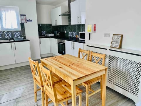 Fabulous, Spacious, Newly Refurbished Home close to Heathrow Airport Maison in Southall
