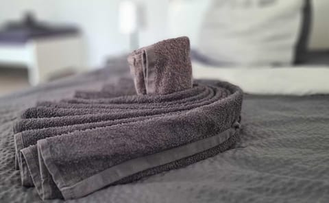 Bed, towels