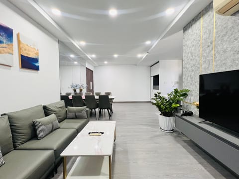 Communal lounge/ TV room, TV and multimedia, Living room, Seating area, Evening entertainment