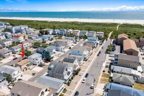 Relax and enjoy the Beach Beautifully updated Maison in Brigantine