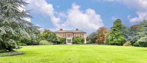 Walcot Hall - Stunning Stately Home set in 27 acres of parkland and sleeping 16+ Villa in England