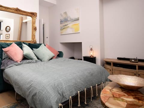 Bed, Living room, Seating area