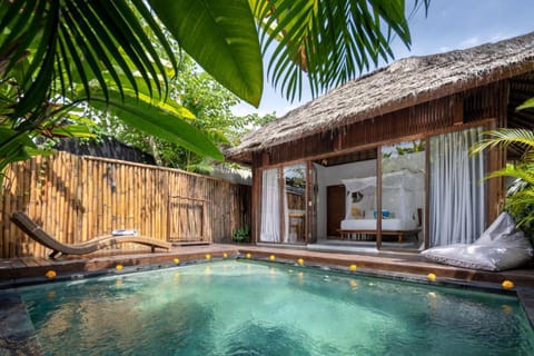 Toilet, Property building, Patio, Bed, Balcony/Terrace, Bedroom, Swimming pool