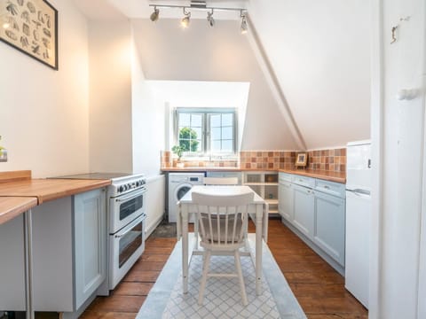Pass the Keys Victorian Flat A Stones Throw From Hampton Court Condo in Molesey