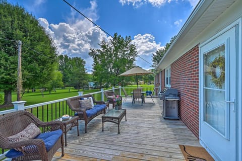 Charming Retreat on 5 Acres with Deck and Grill! House in Greensboro