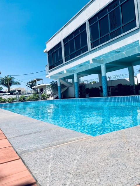 Day, Pool view