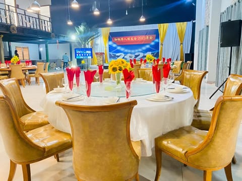 Restaurant/places to eat, Banquet/Function facilities