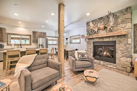 Contemporary Cabin with Game Room and Fire Pit House in Island Park