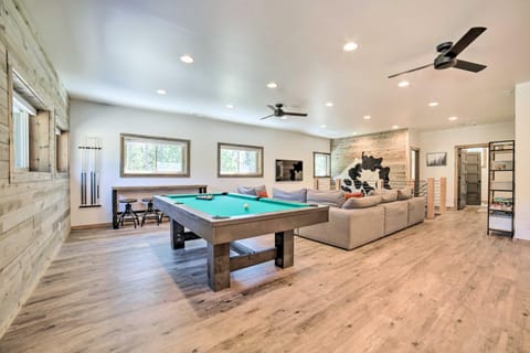 Contemporary Cabin with Game Room and Fire Pit House in Island Park