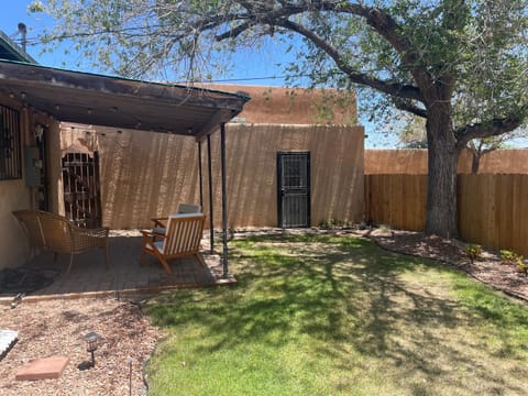 Vintage charm vacation home with modern comforts near Old Town House in Albuquerque