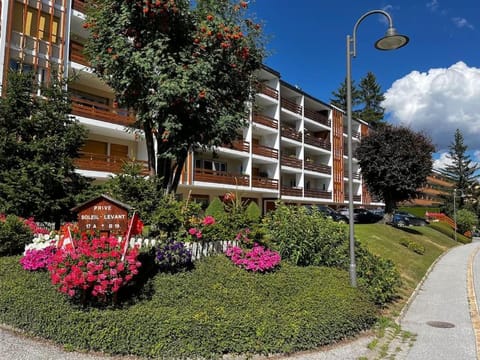 Property building, Neighbourhood, Garden, Street view, Parking