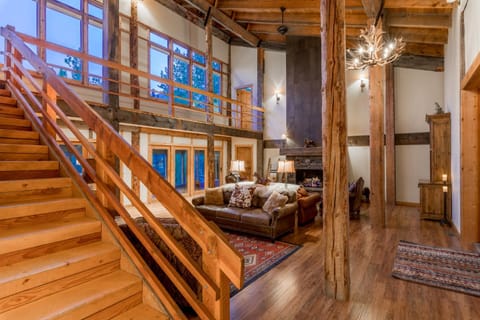 Bear Lodge with private Pool, Hottub, and Sauna! Chalet in Hailey