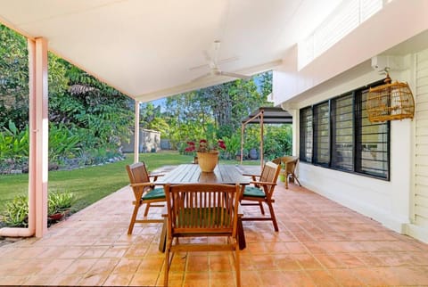 Tropical Tranquillity - Spacious Poolside Cottage House in Darwin