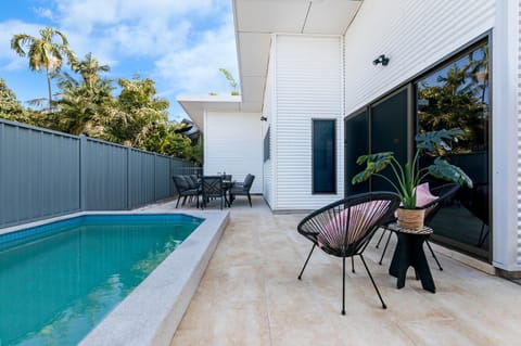 'The White Belle' Poolside Paradise at Fannie Bay Villa in Darwin