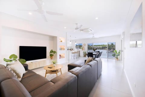 'Infinity's Edge' Darwin Luxury Waterfront Oasis House in Darwin