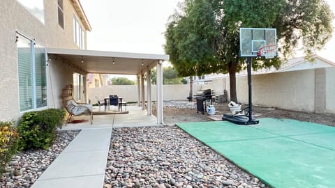 Spacious home sleeps 14 with pool table House in North Las Vegas