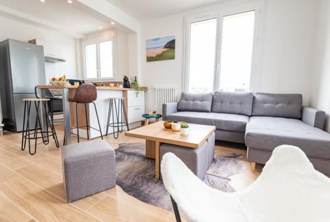 Living room, Lounge or bar, Seating area, Dining area