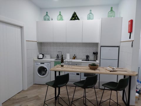 Kitchen or kitchenette, Dining area, dishwasher, minibar, pet friendly, stove, toaster, washing machine