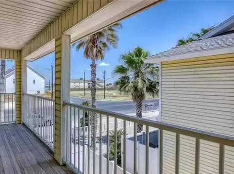 Spacious Home, Short Walk to Beach, Heated Pool! House in North Padre Island