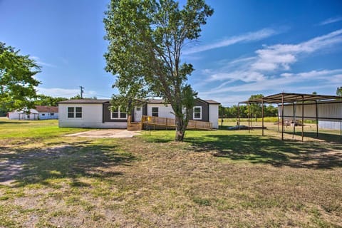 Family-Friendly Madill Home Peaceful Setting Haus in Lake Texoma