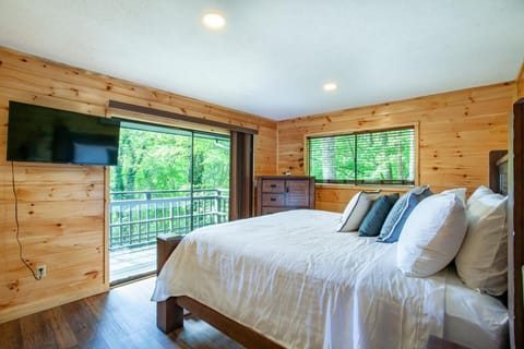 Serenity View- FirePit, Game Room, Community Pools House in Gatlinburg