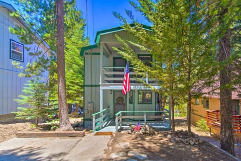 San Bernardino Mtn Retreat with Furnished Deck House in Arrowbear Lake