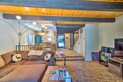 San Bernardino Mtn Retreat with Furnished Deck Casa in Arrowbear Lake