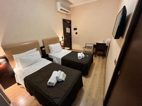 Bed, TV and multimedia, Bedroom, air conditioner