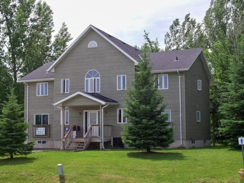 10 Bedroom Executive Chalet w Hot Tub House in Grey Highlands