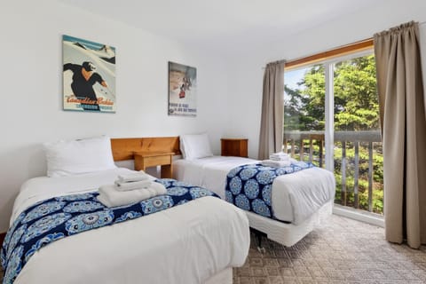 10 Bedroom Executive Chalet w Hot Tub Casa in Grey Highlands