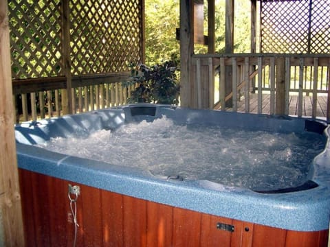 10 Bedroom Executive Chalet w Hot Tub Casa in Grey Highlands