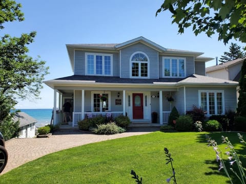 Waterfront Cottage on Georgian Bay w Hot Tub House in Meaford