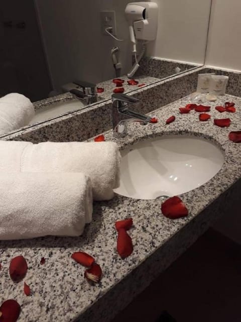 Bathroom, Decorative detail, towels