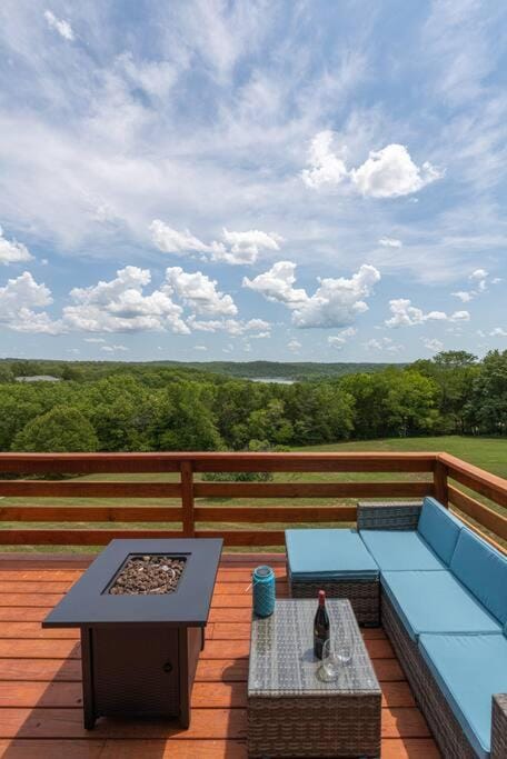 Enjoy #TheView, a luxurious stay near Branson! House in Forsyth