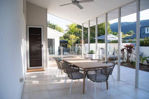Cove House - Coastal Convenience by the Pool Villa in Palm Cove