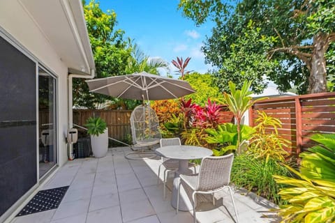 Cove House - Coastal Convenience by the Pool Villa in Palm Cove