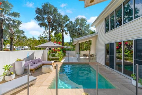 Cove House - Coastal Convenience by the Pool Villa in Palm Cove