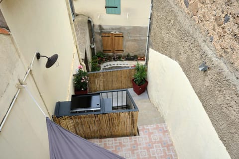 Property building, Patio, BBQ facilities, Balcony/Terrace