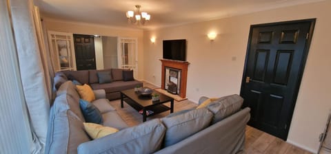 Shirley L, Milton, Cambridge, 4 BR House, Newly Refurbished House in South Cambridgeshire District