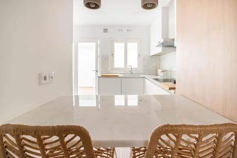 Kitchen or kitchenette, Dining area