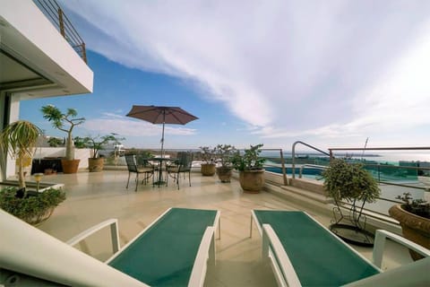 Panoramic Ocean View, Private Pool, Indoor Jacuzzi House in La Paz